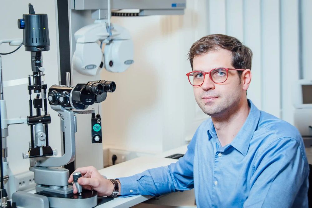 OA Dr. Franz Prager an der Spaltlampe