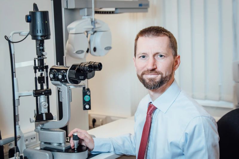 OA Dr. Wolfgang Geitzenauer an der Spaltlampe